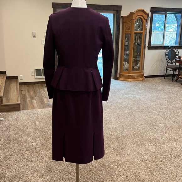 Carlisle New York skirt suite. - Picture 3 of 7